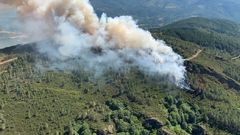 Una vista a�rea del incendio tomada desde una aeronave de la base de los servicios de extinci�n del monte Marroxo