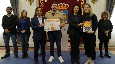 Adrin Prez y Laura Castieeira recogiendo el primer premio