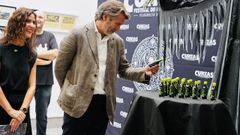 O alcalde de Vilagarc&iacute;a, Alberto Varela, observando os botes da salsa picante que leva a imaxe do Curtas.