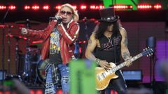 Los integrantes del grupo estadounidense Guns N' Roses, Axl Rose y Slash, durante una actuacin en Madrid