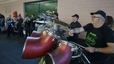 La charanga NBA ameniz la fiesta.