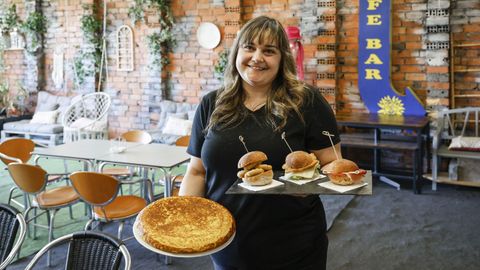 Lorena Selas posa en la terraza cubierta de la cafetería Nuevo Sol de Celanova con alguno de los pinchos salados que ofrece