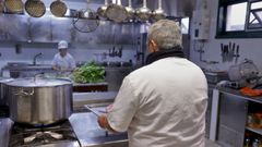Miguel colabora como voluntario en la cocina del Hogar Sor Eusebia