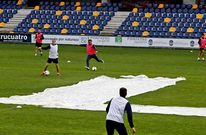 Parte del terreno de juego de Pasar�n estaba ayer cubierto para intentar recuperar el c�sped.