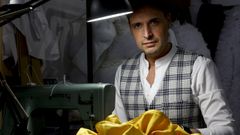 Natural de Algeciras, Xoaqu�n Ruiz Torres tiene un taller de costura en Culleredo (A Coru�a) y trabaja en BricoDepot con el sue�o de triunfar como dise�ador.