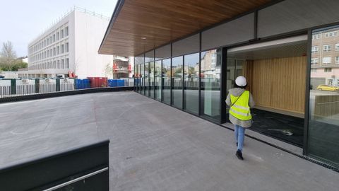 La entrada a Urgencias está en la parte posterior del edificio