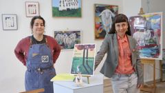 Laura Garc�a Conde, a la izquierda, junto a Sof�a Pi�eiro, la primera artista que expone en la nueva etapa de Artidea