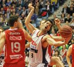 Triguero se hace con el bal�n ante Pere Tom�s. 