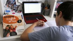 Imagen de archivo de un estudiante de secundaria trabajando desde casa con los ordenadores de E-Dixgal