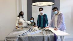 Alumnos del grado de Xesti�n Industrial da Moda que dise�aron un chubasquero con materiales reciclados
