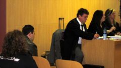 El acusado de la muerte de Silvia Hern�ndez, sentado a la izquierda en presencia de los abogados