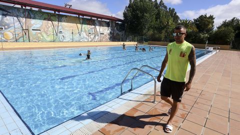 Ambiente en las instalaciones de la piscina municipal de San Sadurniño, el sábado