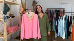 Telma Castelo, con la sudadera de las playas de Mera, en la nueva �pop-up� que acaba de abrir Cero de Costa en la calle Celso Emilio Ferreiro.
