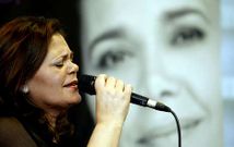 La cantante gallego portuguesa act�a hoy a las 23.00 en la Plaza de Compostela.