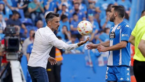 Rub�n de la Barrera entregando el bal�n a Anto�ito en su etapa como entrenador del Deportivo