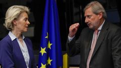 La presidenta de la Comisi�n Europea, Ursula von der Leyen, este martes, hablando con el comisario de Presupuestos, Johannes Hahn