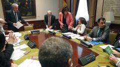 El presidente de la comisi�n, Pedro Quevedo, de Nueva Canarias, al inicio de la reuni�n de la comisi�n de investigaci�n sobre la presunta financiaci�n ilegal del PP