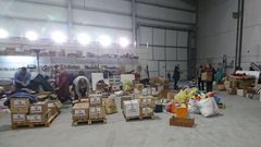 Miembros de la asociaci�n de Avimun preparan oganizan las cajas de donaciones con destino a Senegal