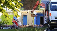 Momento del derribo del �fin de semana�, una casa de segunda residencia cerca de la playa de L�ngara, en la costa barreirense. 