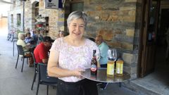 Mari Carmen Fern�ndez colleu fai 25 anos o relevo do Bar Xegunde, en Navia de Suarna