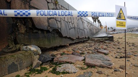 Los �ltimos temporales y la subida del nivel del mar acabaron por robar la arena que sosten�a el paseo mar�timo de Os Areos, que ha comenzado a resquebrajarse