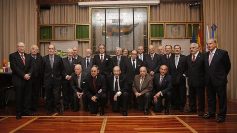 Alejandro Guillén, segundo por la izquierda en la fila inferior, recibió en el 2017 la insignia de oro del Sporting Club Casino de A Coruña por sus 50 años como socio.