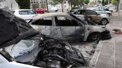 Coches quemados en el barrio de Fonti�as