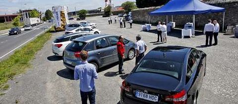 Los taxistas tuvieron ocasión de probar los nuevos vehículos pensados para el sector.