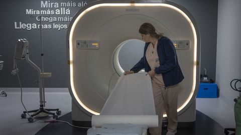 Tina, una de las t�cnicas, prepara el PET. 