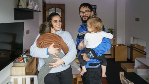 Ian en brazos de su madre, junto a su padre y su hermano perque�o