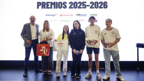 Rub�n Santamarta, director de La Voz de Galicia, entregou o Premio Galicia aos alumnos e profesora do CPR Eduardo Pondal de Cangas o pasado ano