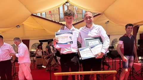 El trompetista Marco Garca (en la foto, a la izquierda) gan el premio a mejor solista en Benavente. Junto a l, Ral Martn Nierola (derecha), nombrado mejor director en el mismo certamen, donde tambin se alz con la victoria la banda Ateneo de Negreira.