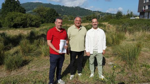 de izquierda a derecha, Daniel Navarro, aparejador municipal; el concejal, Alejandro Villa, y el alcalde, Ángel García