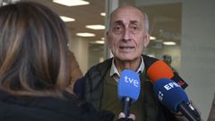 Uno de los premiados atendiendo a los medios a las puertas de la sucursal de Abanca de Le�n donde se est�n pagando los premios