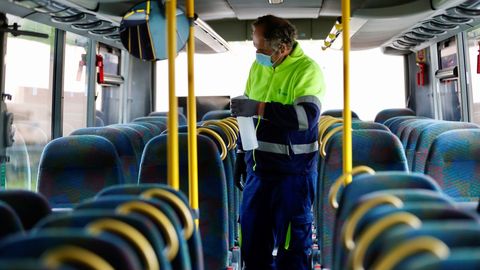 Un operario desinfecta un autob�s de la estaci�n de Oviedo