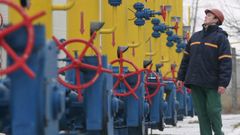 Imagen de archivo de un t�cnico de la compa��a Ukrtransgaz en la central de gas de Boyarka, a las afueras de Kiev. 