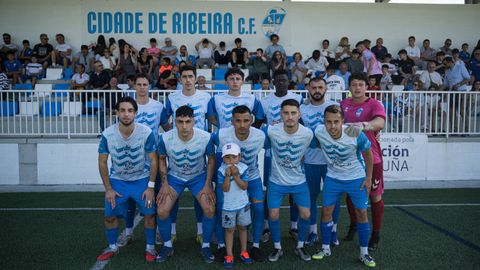 El Cidade de Ribeira (en la foto, el once inicial en el duelo de la semana pasada ante el Victoria) necesita ganar para salir del descenso.