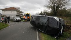 Momento en que los sanitarios introducen en la ambulancia a la mujer herida