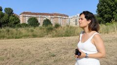 Avia Veira, portavoz del BNG, en uno de los solares del Concello de A Coru&ntilde;a en Los Rosales