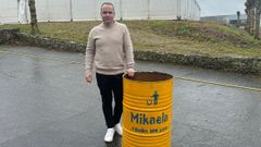 El concejal de Medio Ambiente, Rodrigo Mato, posa con uno de los bidones instalados junto a la carpa principal de la fiesta. �l ser�, adem�s, uno de los pinchadiscos que actuar�n y cantante de la �misa�