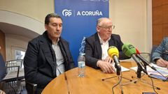 Miguel Lorenzo, a la derecha, y el concejal Antonio Deus en la rueda de prensa de este martes