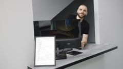 Malek Ashkar, sirio instalado en Lugo desde el 2022, desde el mostrador del negocio que acaba de abrir en la ciudad.