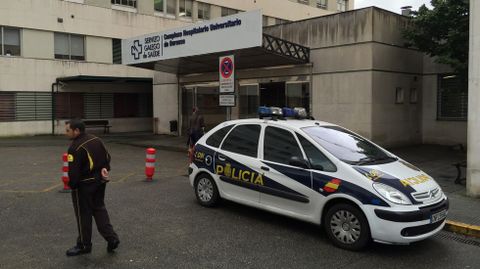 Una patrulla de polic�a, ante la puerta del hospital de Ourense