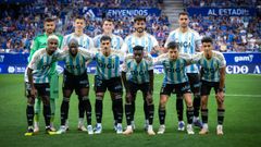 El Real Oviedo con su tercera equipacin, antes del partido ante el Villarreal