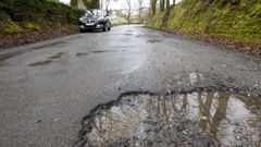 Un bache en la carretera de Conturiz a O Pramo, que ser arreglada por la Diputacin de Lugo