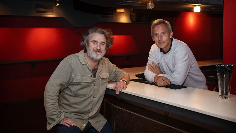 Niko y Juan en el interior del Pub Baco