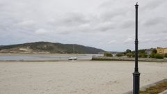 Imagen de archivo de una farola rota en el paseo de la playa de O Pend�n