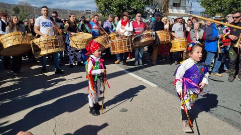 Ourense demuestra que es tierra de entroido.Las m�zcaras m�s peque�as garantizan la continuidad del fuli�n en Manzaneda.
