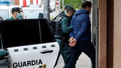 El argelino K.M. (d), de 42 a�os, es escoltado por la guardia civil mientras es puesto a disposici�n del Juzgado de Llanes, este jueves. El argelino, investigado como uno de los dos presuntos autores de la muerte del concejal de IU en Llanes, Javier Ardines, fue extraditado desde Suiza, donde se encontraba en prisi�n por otros delitos.