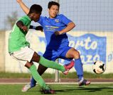 El burelense Deonildo tira a porter�a ante la presencia de Carlos en un lance del derbi de A Veiga. 